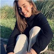 Verano y durante el curso profesora imparte clases a niños de primaria, ESO y bachillerato